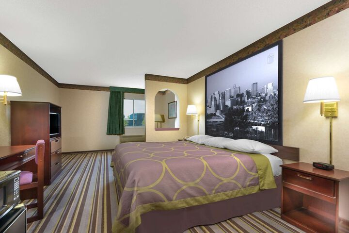 Room 9 of 16