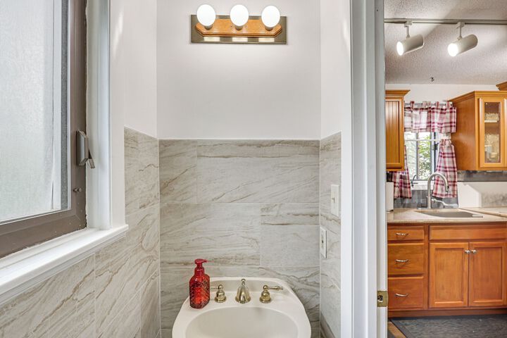 Quaint Bristol Townhome 14 Mi to West Hartford!