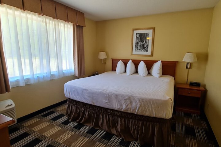 Oakridge Inn & Suites