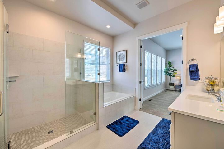 Inviting Hideout Townhome w / Balcony & Lake Views!