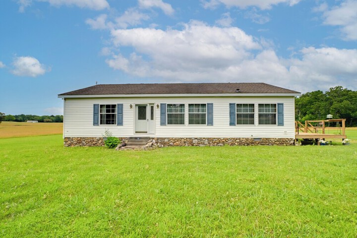 Warm & Inviting Family Home - 2 Mi to Golf Course!