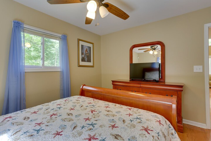 Pools Hot Tub & More: Bushkill Mountain Getaway!