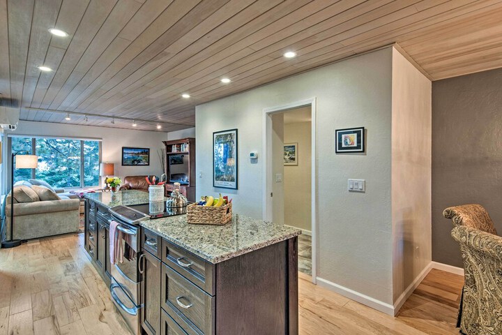 2 Mi to Heavenly Mountain: Tahoe Retreat w / Views