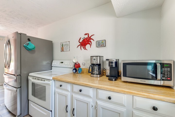 Adorable Cottage: Fire Pit Walk to Colonial Beach