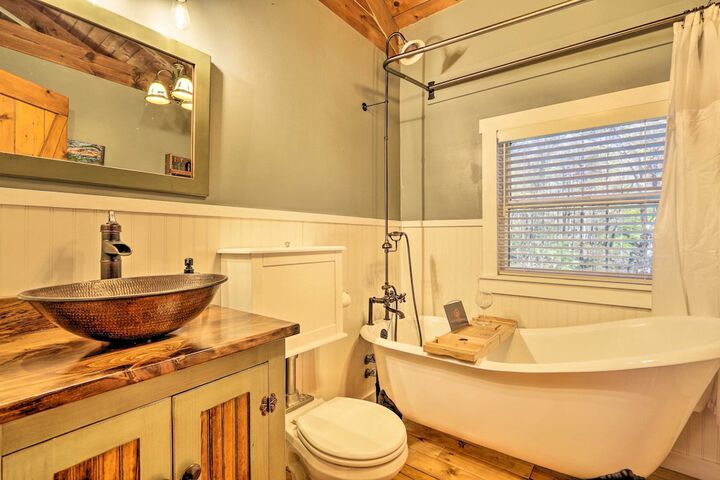 Luxe Dog-friendly Cabin w / Hot Tub & Game Room