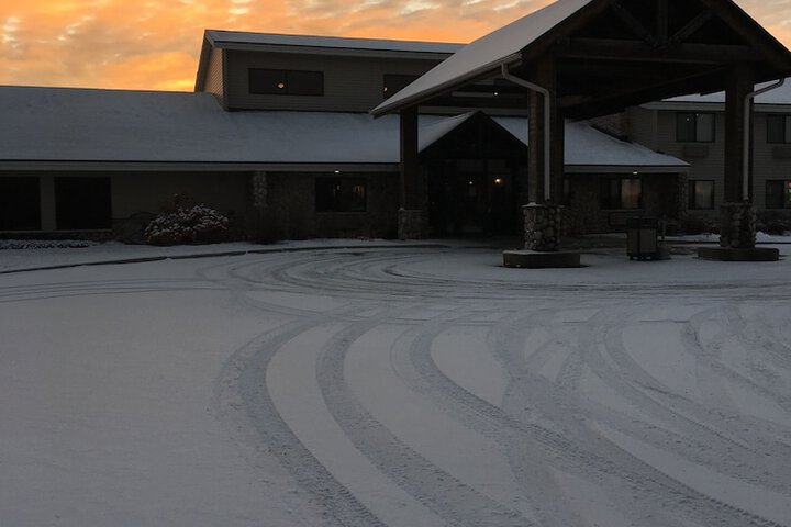 Moose Lake Lodge & Suites