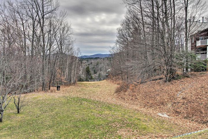 Ski-in Ski-out Okemo Oasis w / Deck + Mtn View!