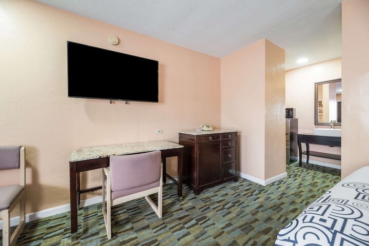 Room 18 of 23