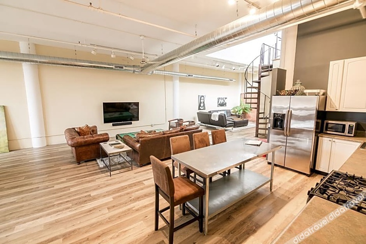 Penthouse Loft in The Heart of Downtown