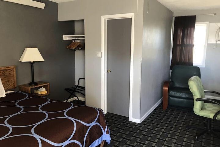 Room 11 of 33