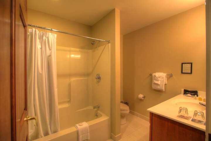 Spruce Point Inn