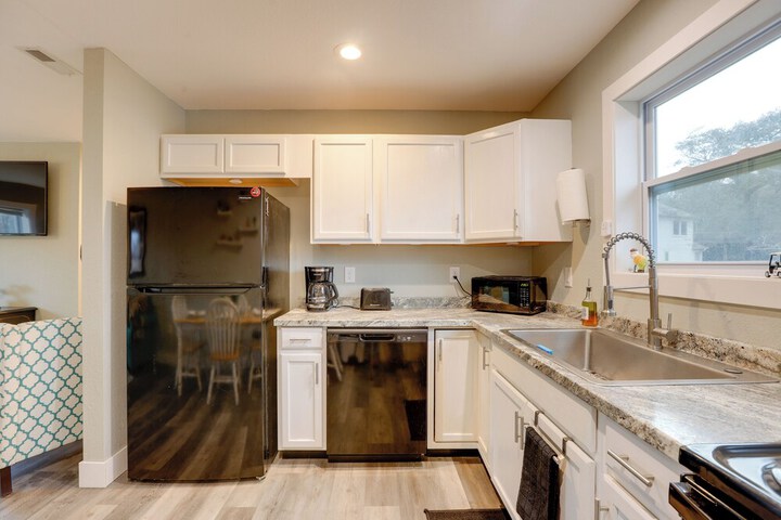 Kitty Hawk Apartment w / Hot Tub - 1 Mi to Beach!