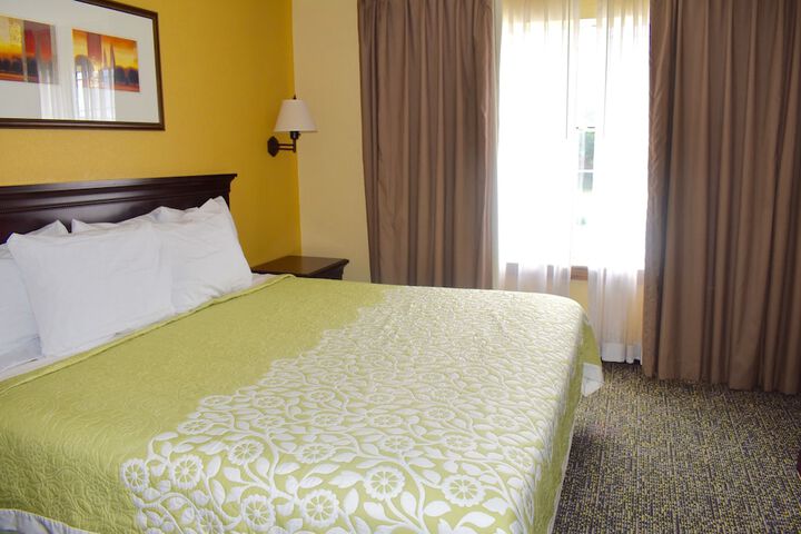 Days Inn & Suites by Wyndham Tucker / Northlake