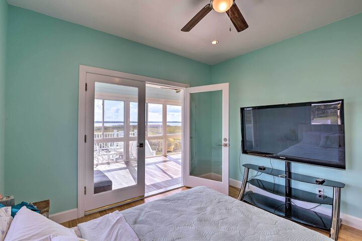Luxurious Waterfront Home w / Private Pier & Views!