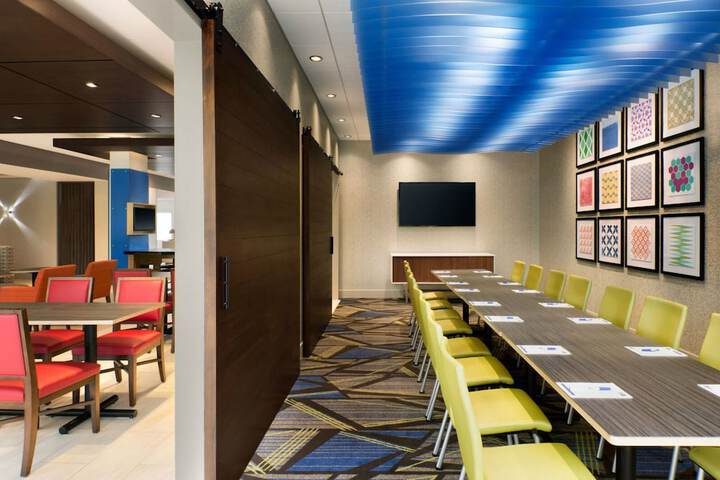 Holiday Inn Express & Suites Warsaw - E Center by IHG