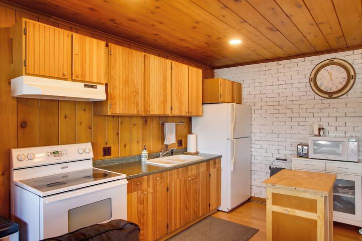 Charming Lakefront Cabin w / Deck & Fire Pit!