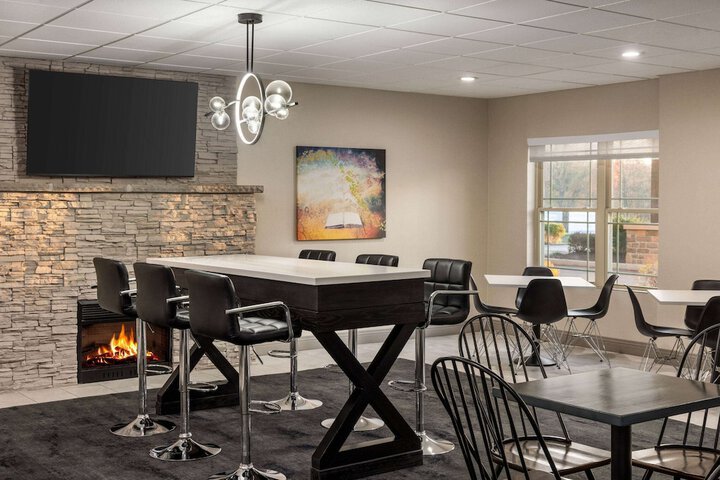 La Quinta Inn & Suites by Wyndham Lake George