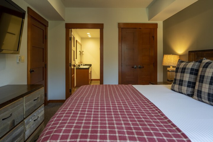 Room 35 of 60