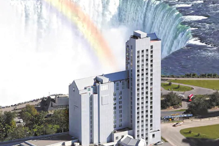 Oakes Hotel Overlooking the Falls