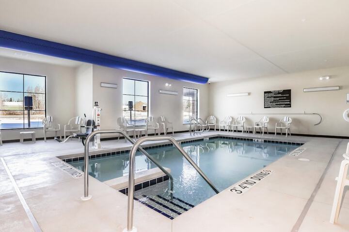 Cobblestone Hotel & Suites - Waukesha / West Milwaukee