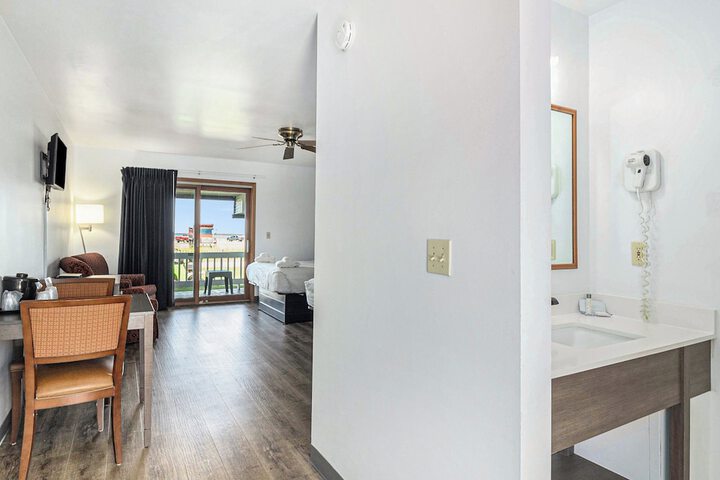Snyders Shoreline Inn