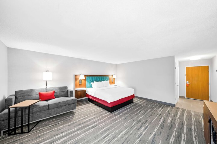 Room 33 of 48