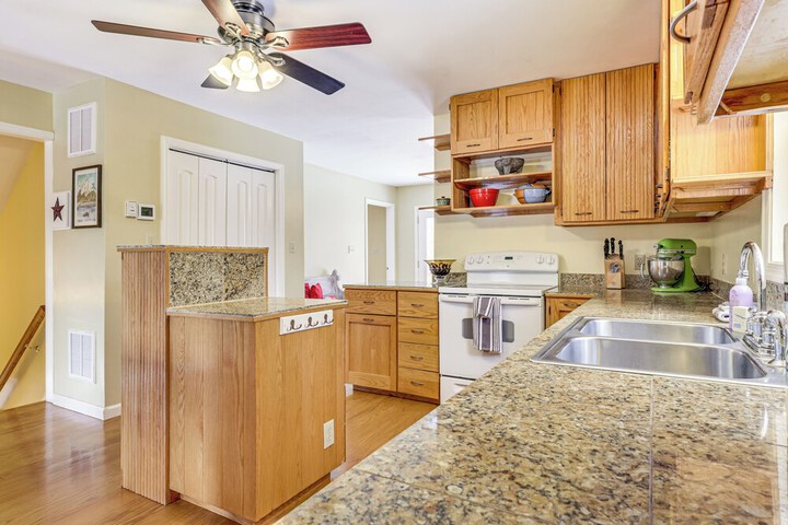 Family Home w / Game Room & Decks in Etlan!
