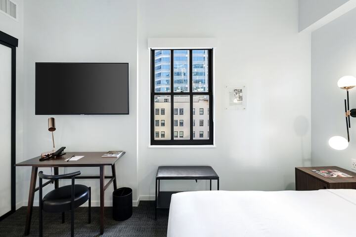 Room 32 of 104