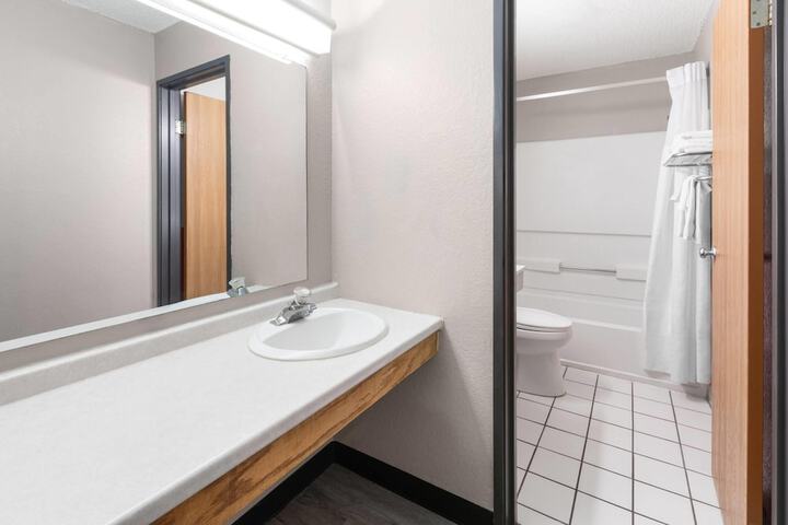 Super 8 by Wyndham Kent / Akron Area