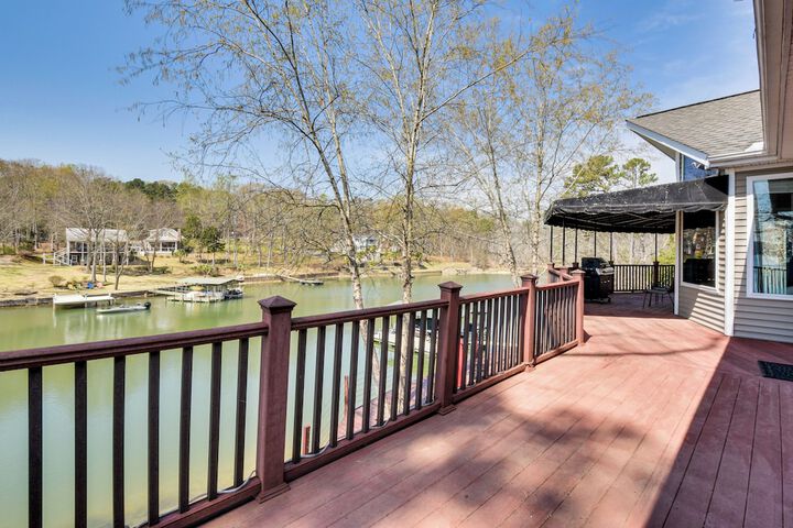 Waterfront Getaway w / Fire Pit + Game Room!