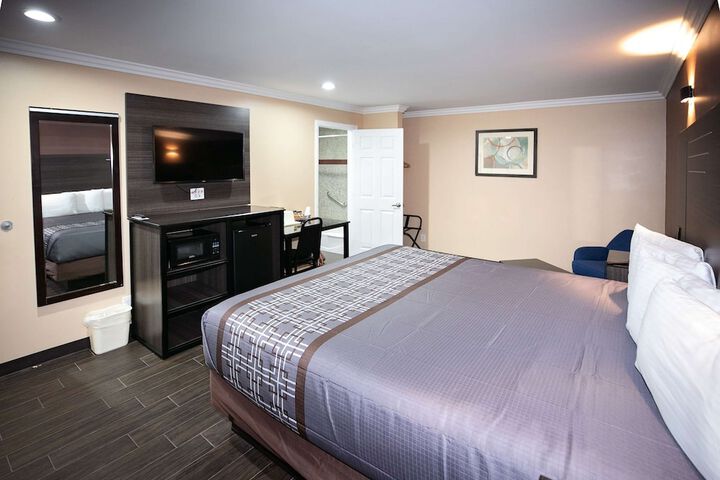 Rodeway Inn & Suites Bellflower