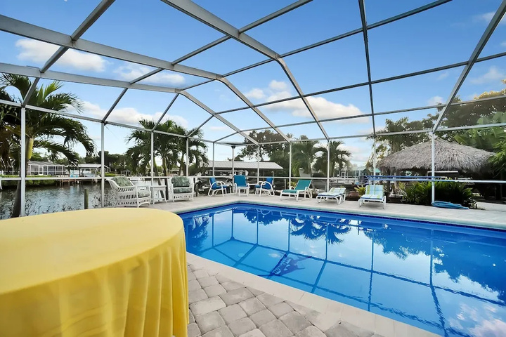 Apollo Beach W / Pool Room To Entertain, Pet Friendly! 6 Bedroom Home