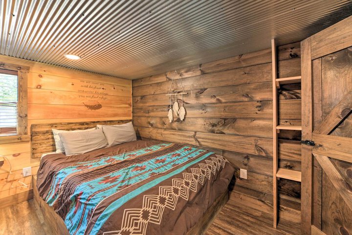 Rustic Dog-friendly Cabin w / Deck & Fire Pit!