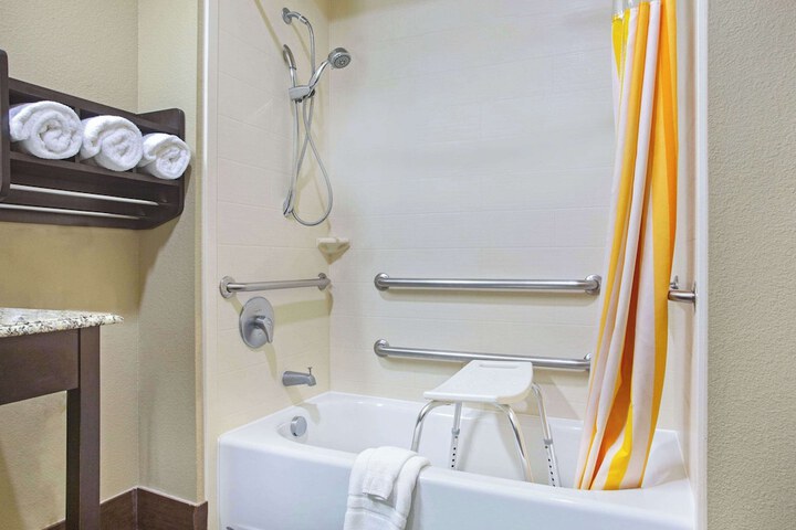 La Quinta Inn & Suites by Wyndham Pearsall