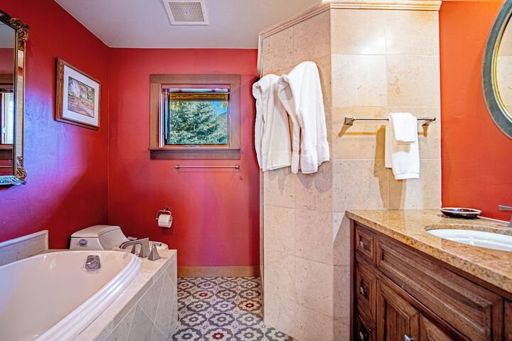 Creekside on Quigley - 3BD Private Home on Trails + Hot Tub