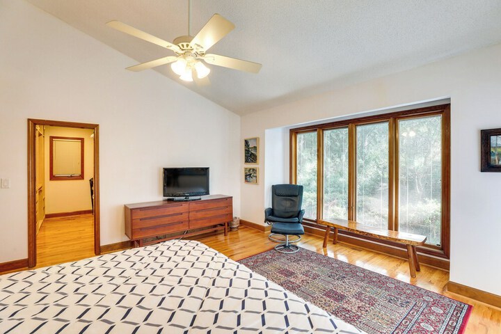 Spacious Kiawah Island Home w / Deck Walk to Beach