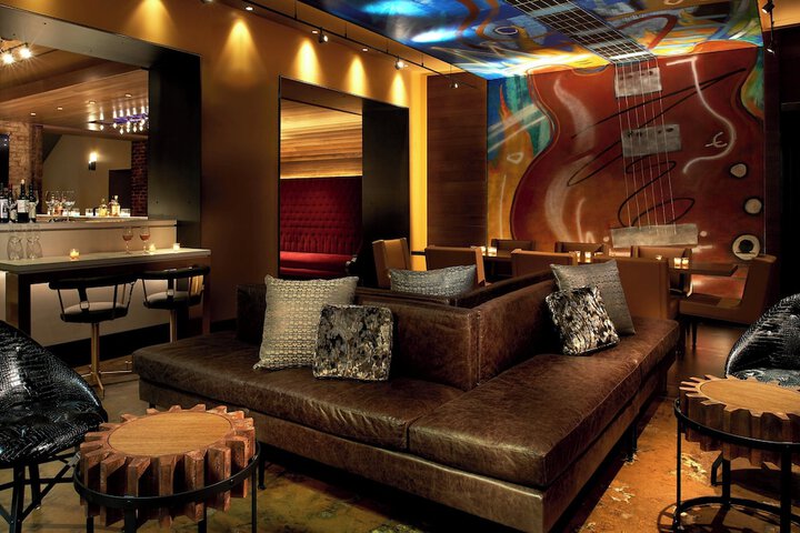 Lounge 120 of 131