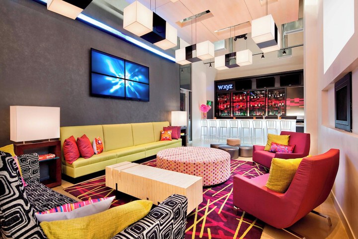 Lounge 17 of 25