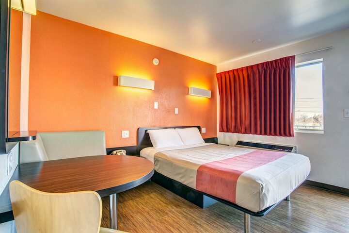 Room 13 of 33