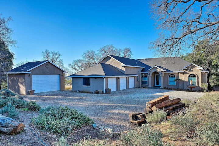 Hot Tub & Mtn Views: Peaceful Columbia Retreat!