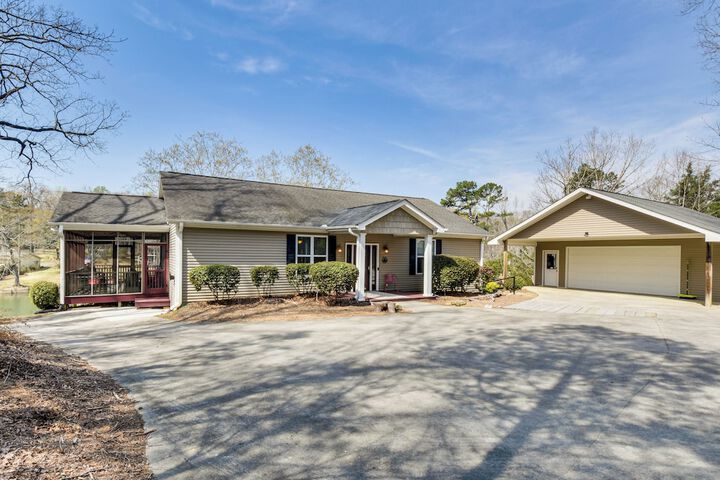 Waterfront Getaway w / Fire Pit + Game Room!