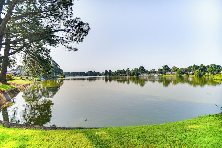 Luxe Lakefront Portsmouth Home: Fish Swim & Play!
