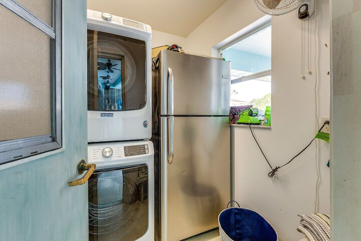 Breezy Englewood Condo w / Community Pool!