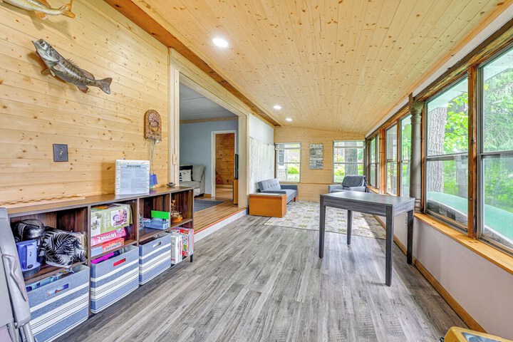 Lakefront Cabin w / Fire Pit Dock, & Boat Rental