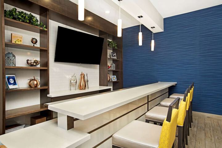 Lounge 55 of 61