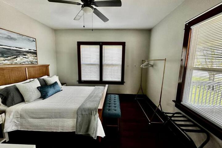 Mrs. Hughes Cottage - 2 bedroom House w / parking