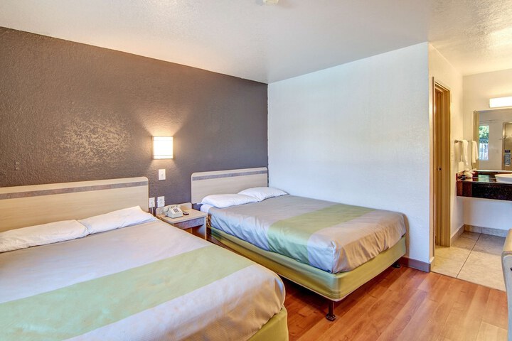 Room 18 of 28