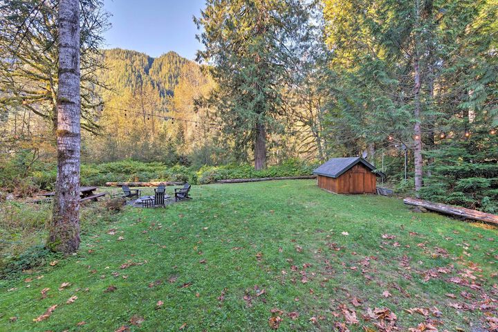 Riverfront Gold Bar Log Cabin Near Stevens Pass!