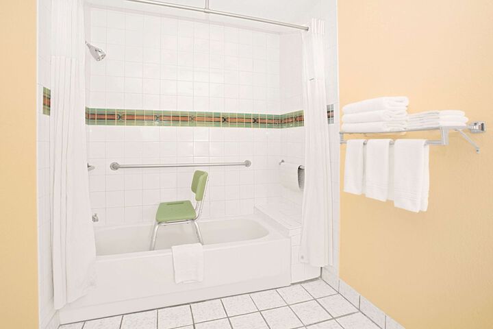 Days Inn & Suites by Wyndham Red Rock-Gallup