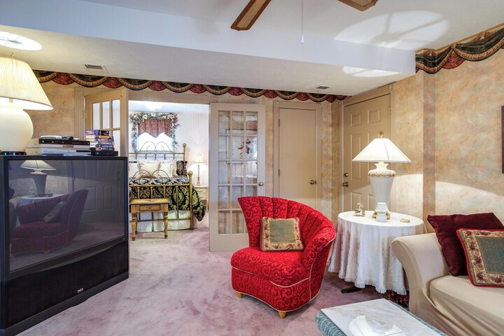 Large & Private Guest House Apt w / Patio + Views!